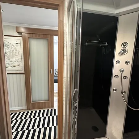 Lilla Privát Lakóhajó Úszó hotel *