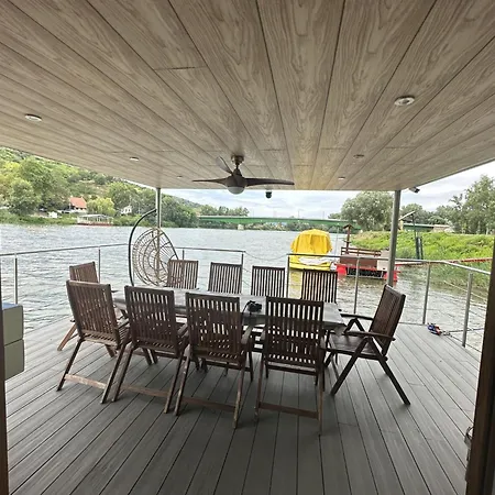 Lilla Privát Lakóhajó Úszó hotel *