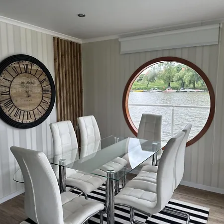 Úszó hotel Lilla Privát Lakóhajó *