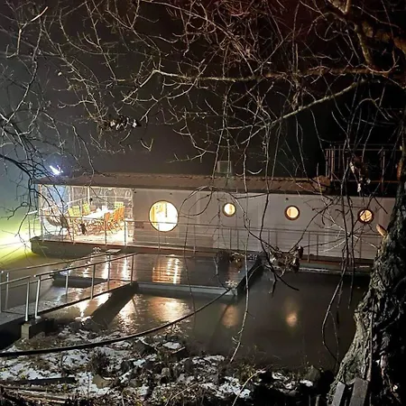 Lilla Privát Lakóhajó Úszó hotel Tokaj