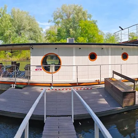 Úszó hotel Lilla Privát Lakóhajó Tokaj