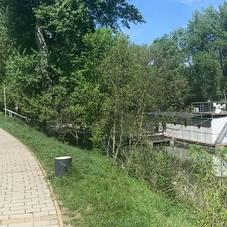 Lilla Privát Lakóhajó Úszó hotel *