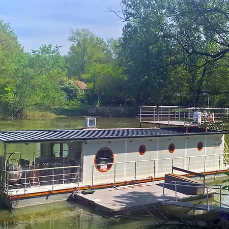 Úszó hotel Lilla Privát Lakóhajó *