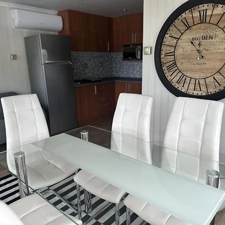 Lilla Privát Lakóhajó Úszó hotel