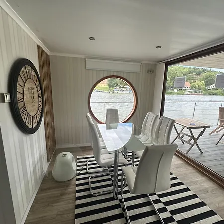 Lilla Privát Lakóhajó