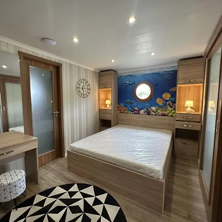 Lilla Privát Lakóhajó Úszó hotel *