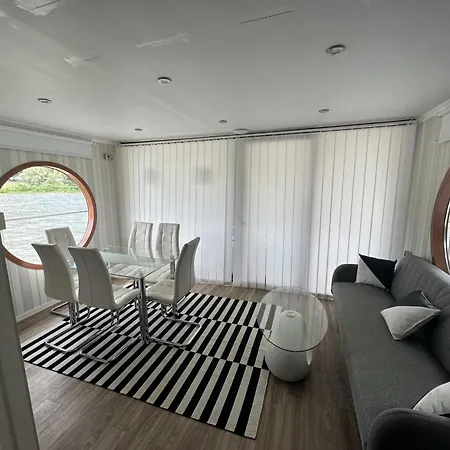 Lilla Privát Lakóhajó