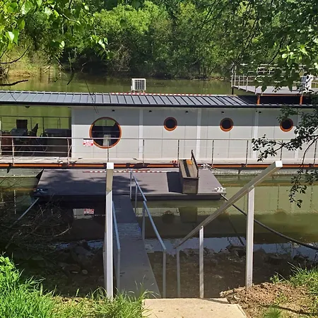 Úszó hotel Lilla Privát Lakóhajó Tokaj