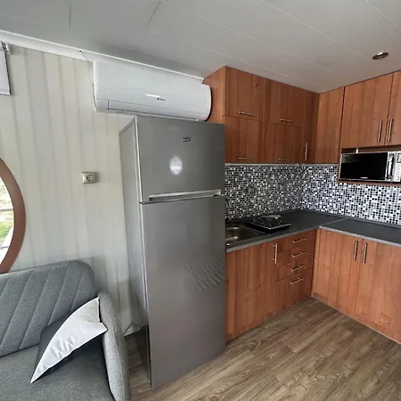 Lilla Privát Lakóhajó Úszó hotel Tokaj