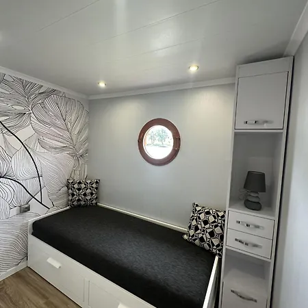 Lilla Privát Lakóhajó Úszó hotel *